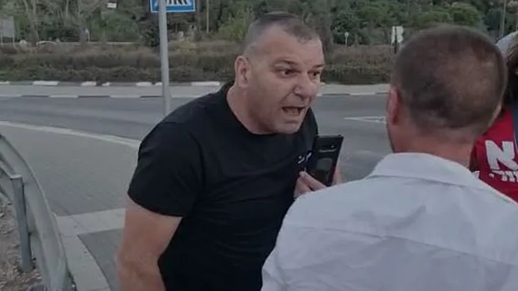 תיעוד: פעיל הליכוד רמי בן יהודה תקף מפגין נגד נתניהו