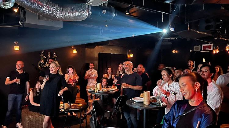 בקרוב באוויר: קאסט "השגרירות" חוגגים במסיבת סיום הצילומים | רשת 13