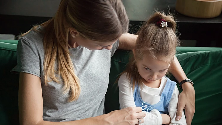 אימא מבקשת סליחה מהבת שלה