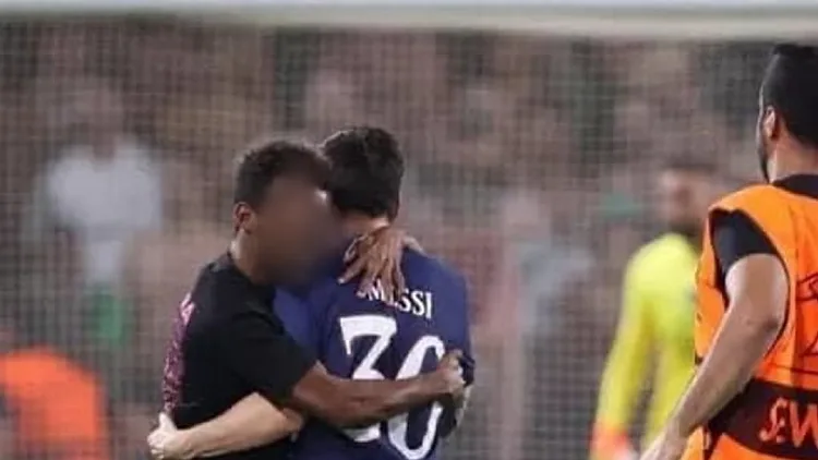 הצעיר ממעלה אדומים שפרץ למגרש וחיבק את ליונל מסי