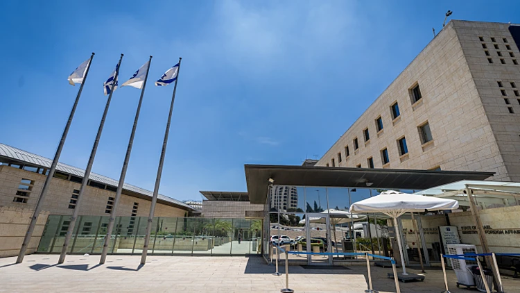 פרשת הדרכונים הדיפולמטיים: חוקרי משטרה פשטו על משרד החוץ