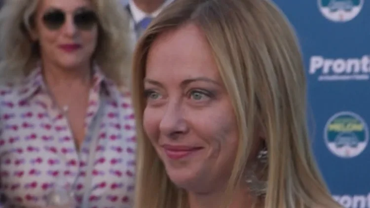 מהשוליים הניאו-פאשיסטיים - לשלטון: כך כבשה מלוני את איטליה