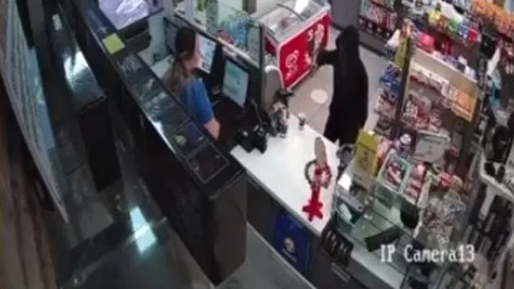 רעול פנים וחמוש בגרזן: תיעוד מחנות הנוחות שנשדדה ע"י בן 14