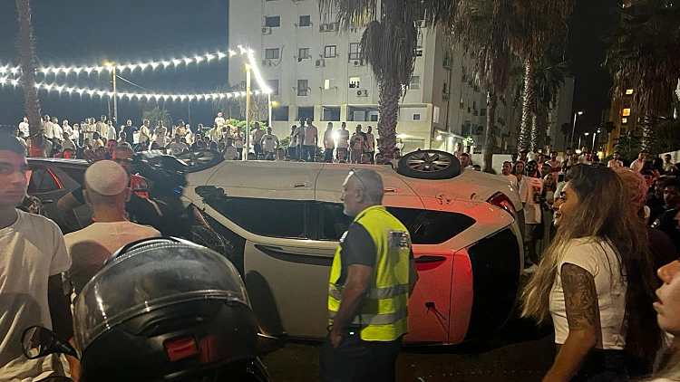 בת ים: צעירים הפכו רכב ריק; 5 ערבים הותקפו