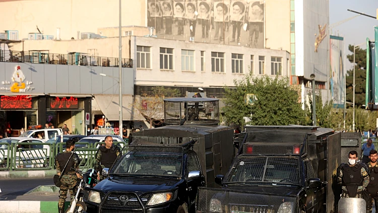 דיווח באיראן: 20 הרוגים במתקפת טרור בשיראז; דעא"ש לקחו אחריות