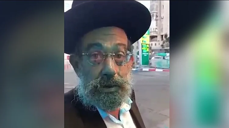 זוג המבוגרים עמד בתחנת דלק - המכתז"ית השפריצה ללא הבחנה