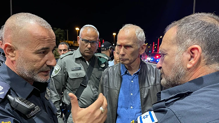 ביקורת על תפקוד המשטרה בי-ם: בר-לב הורה להוריד את המחסומים