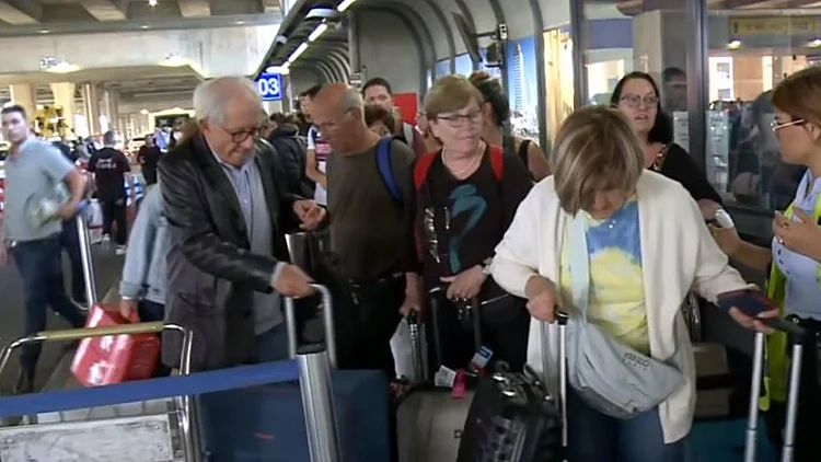 "לא רוצים לפגוע באף אחד": ההפגנה הספונטנית של נהגי המוניות בנתב"ג