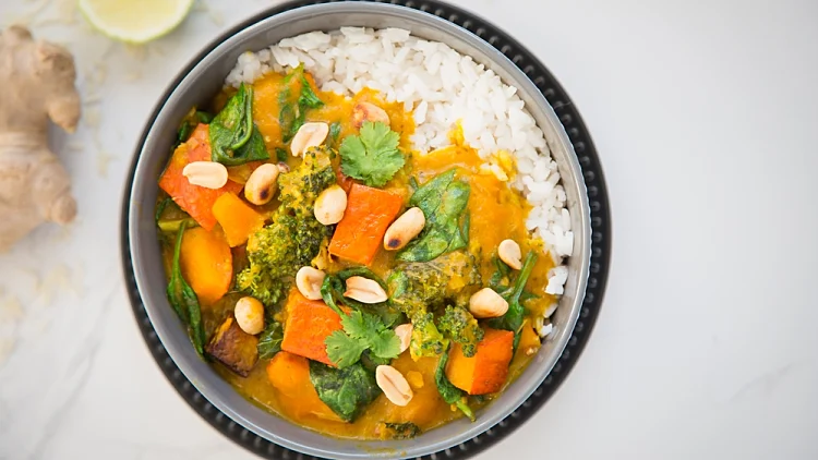 Vegan,curry,with,pumpkin,,kale,,broccoli,in,a,bowl,on