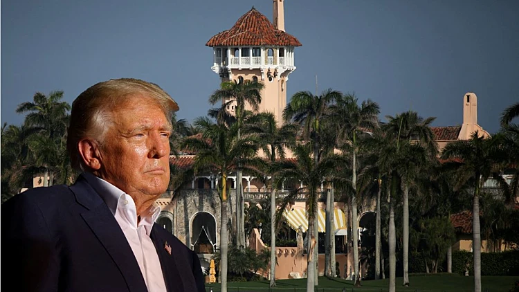 דונלד טראמפ על רקע אחוזת "מאר-א-לאגו"