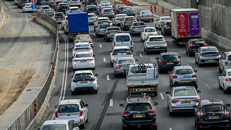 כאוס בכבישים: איילון ייחסם ממחר אחה"צ, תנועת הרכבות תופסק