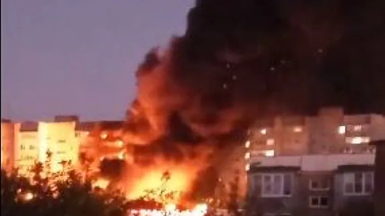רוסיה: 4 הרוגים ו-6 נעדרים בהתרסקות מטוס צבאי על בניין