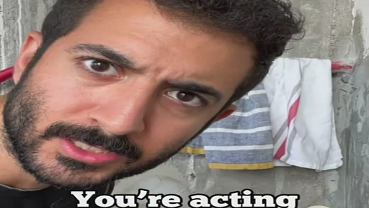 איך אומרים באנגלית להגזים? ריאיון עם המורה ששבר את הטיקטוק