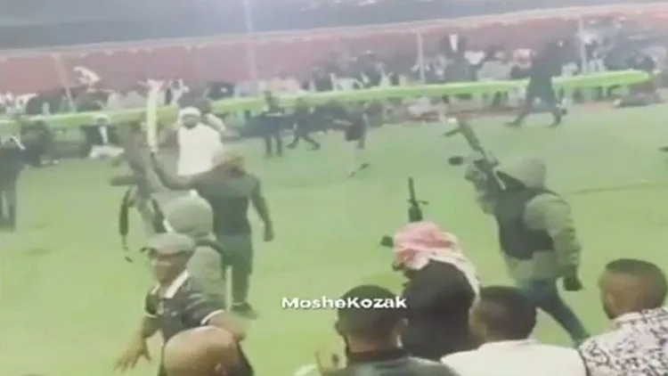 תיעוד: עשרות רקדו בחתונה ברהט עם נשקים שלופים