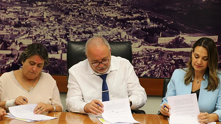 כמעט חודשיים אחרי פתיחת שנה"ל: נחתם ההסכם בין האוצר למורים