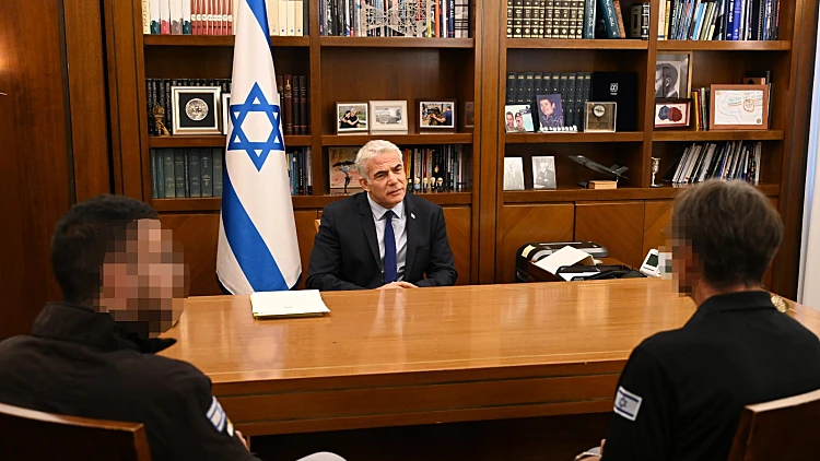רה"מ יאיר לפיד עם המאבטחים שחיסלו את המחבל עודאי תמימי במעלה אדומים