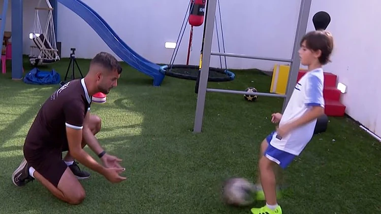 כדי לא להיות לבד בהפסקות: הילדים שמקבלים שיעור פרטי בכדורגל