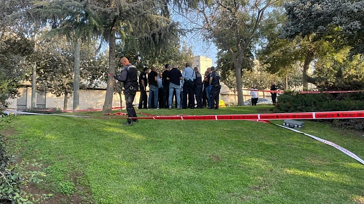 השוטר קפץ מעל חומה - וירה במחבל: "אזרחים היו בסכנת חיים"