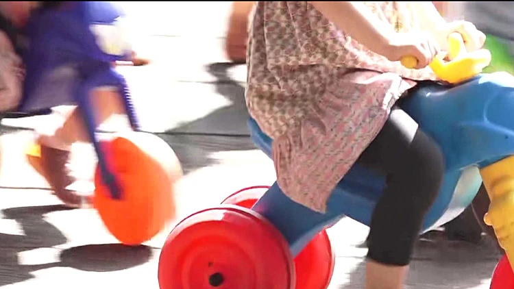 חשד: גננת מנתניה נעלה ילדים בשירותים בגן שבו עבדה