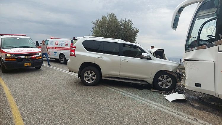 תאונת דרכים בין רכב לאוטובוס