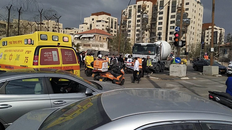 הקטל בדרכים: ילד נהרג מפגיעת משאית בירושלים