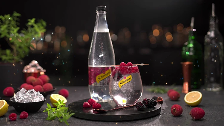 קוקטייל ג'ין טוניק פירותי