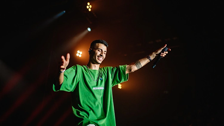 מרעיד את ההיכל: המסיבה הגדולה של אבי אבורומי  | ביקורת מופע