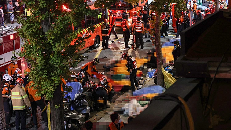 החגיגות הפכו לאסון גדול: לפחות 59 בני אדם נהרגו הערב (שבת) בחגיגות ליל כל הקדושים בסיאול, בירת דרום קוריאה. בתקשורת המקומית מדווחים על לפחות 150 פצועים. לפי הדיווחים, לפחות 100 אלף איש יצאו לחגוג את החג. ככל הנראה, הכמויות האדירות של החוגגים הובילו לרמיסה המונית. התקשורת במדינה דיווחה כי כוחות ההצלה החלו לבצע פעולות החייאה ברחובות בעשרות אנשים ושקיות של גופות פרוסות ברחובות.