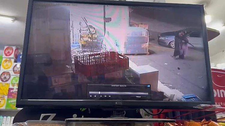 המחבל יורה, נדרס - ומחוסל: תיעוד הפיגוע בקריית ארבע