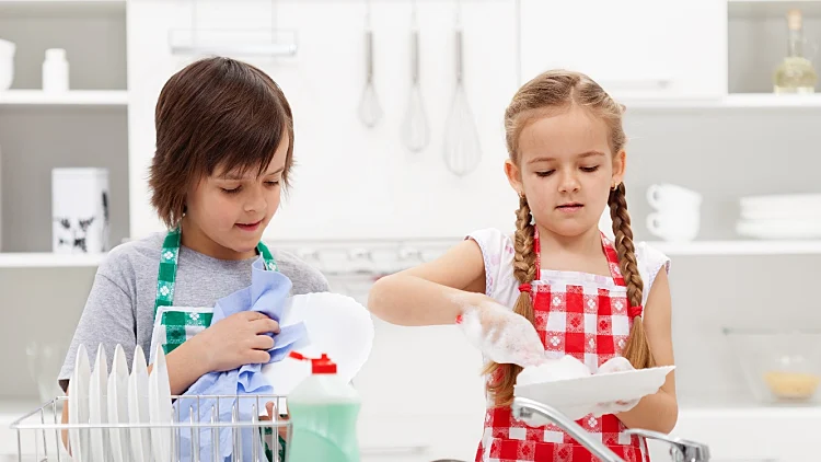 ילדים עושים כלים