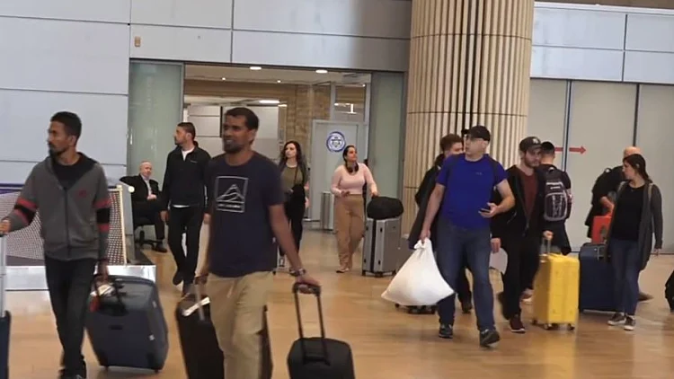 רכבת אווירית לקלפי: הישראלים שמגיעים מכל העולם להצביע  