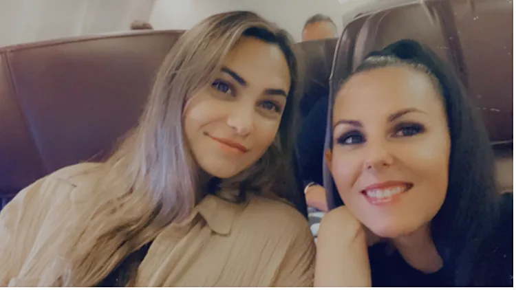 אישה נכה נאלצה לזחול החוצה ממטוס לאחר שהצוות דרש שתשלם על כסא גלגלים | רשת 13