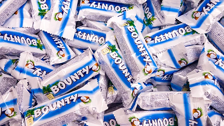 מישהו יתגעגע? שוקולד Bounty הוצא מחוץ למארז של Celebrations | רשת 13