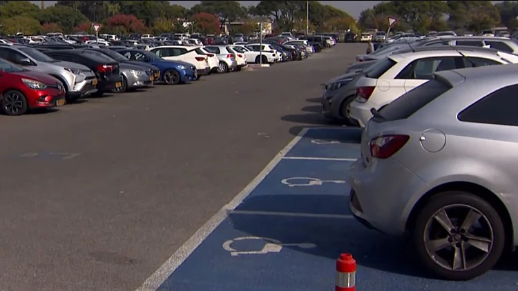 השוק האפור של תווי הנכה: איך מי שבאמת זקוק לא מוצא חניה?