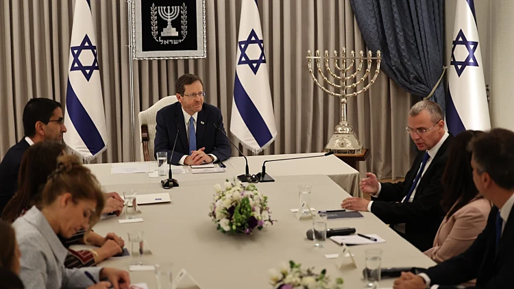 יש עתיד לנשיא הרצוג: "לא נשב עם נאשם בפלילים"