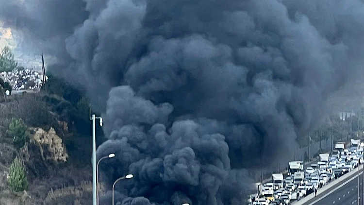 אחרי שנסגר בגלל משאית שנשרפה: כביש 1 נפתח באזור מבשרת ציון