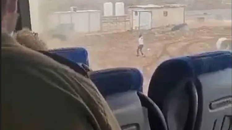 אוטובוס עם חיילי צה"ל נרגם באבנים ליד בית אל | תיעוד