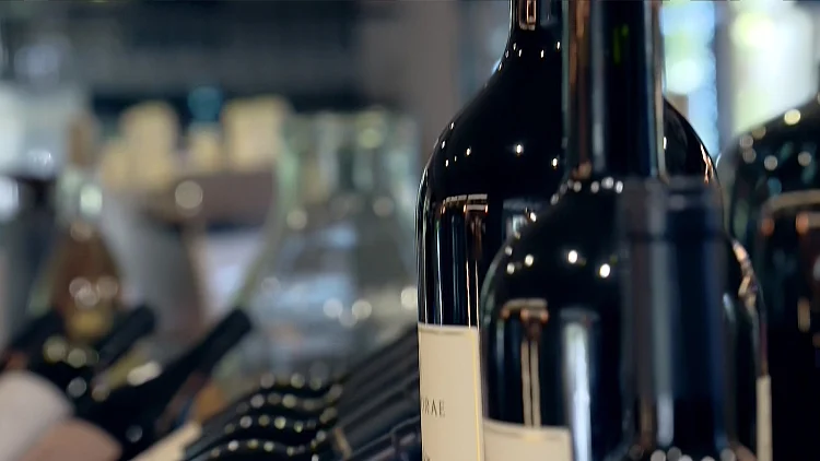 המחקר המפתיע: האם כוס יין בשבוע יכולה לסייע לרדת במשקל?