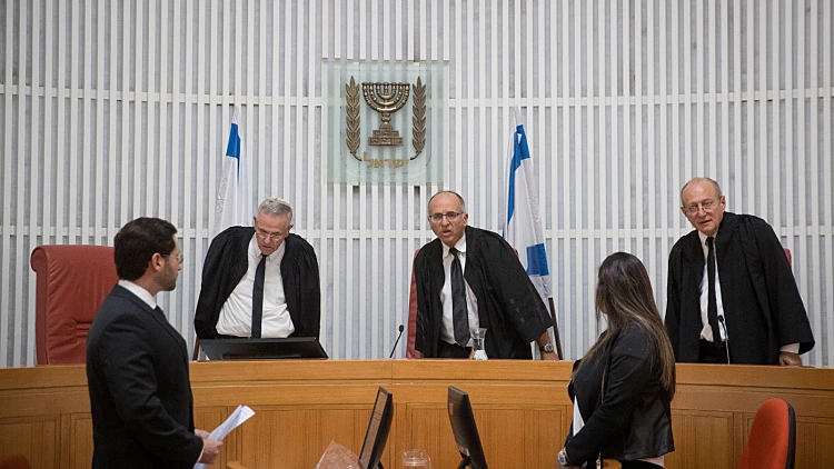 מרצים למשפטים במכתב פתוח: "פסקת ההתגברות - בכייה לדורות"
