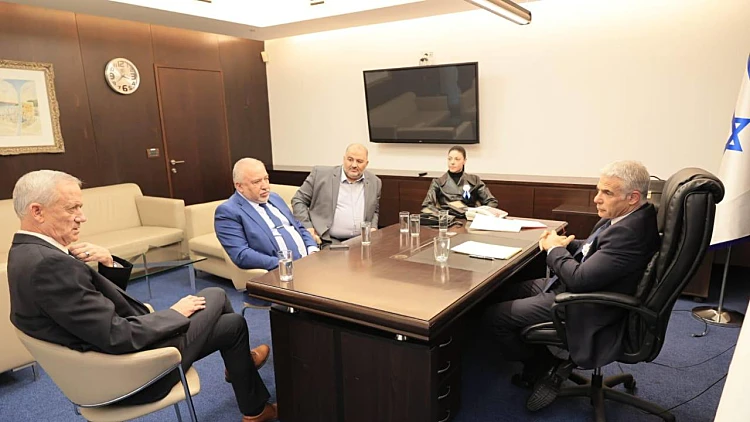 מתיחות בישיבת ראשי הקואליציה היוצאת: כל סיעה תפעל עצמאית