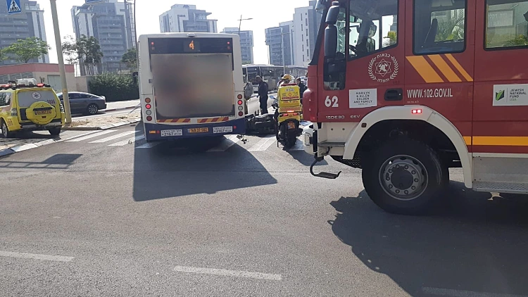 נתיבות: נקבע מותו של רוכב אופנוע שנלכד מתחת לאוטובוס