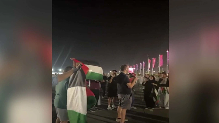 מחאה בשידור חי: עשרות פלסטינים הפריעו לשידור של שליחנו מקטר