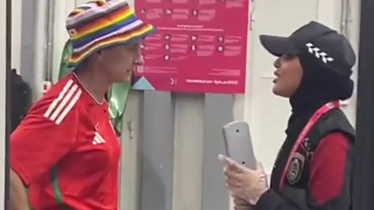 תיעוד מקטר: לבשה כובע בצבעי בגאווה וסורבה להיכנס לאצטדיון