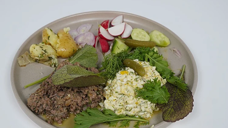 כבד קצוץ וסלט ביצים: המתכון למנה של כפיר ינין במשימת התבלינים