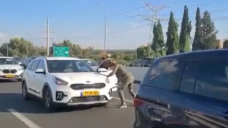 אשתו של הגבר שצמיגיו נוקבו בכביש: "הזוי שכל אחד מוציא סכין"