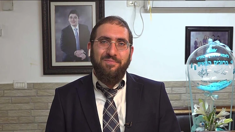 לאחר ששכלו את בנם באסון מירון - משפחת חיות חובקת תינוק חדש
