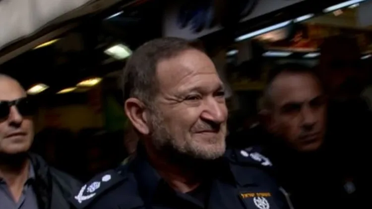 עם המפכ"ל בשוק מחנה יהודה: "לא חושש מהמשך גל הפיגועים"