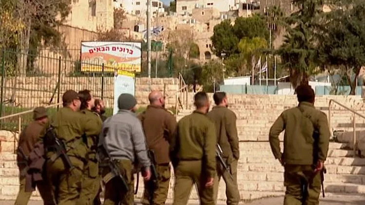 "הביאו לוחמים לקצה": החיילים בחברון מגבים את חבריהם שהושעו