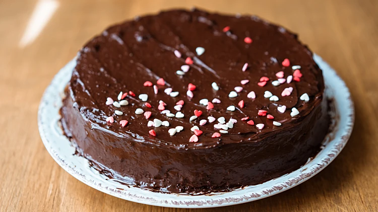 Valentines,day,cake,with,chocolate,glaze,and,heart,shaped,candies
