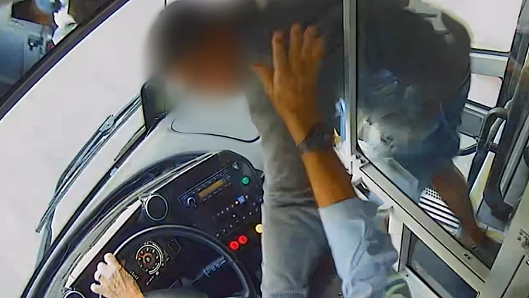 נהגי אוטובוס הותקפו, בן 25 חשוד שהכה באלה נהג רכב